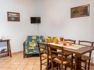 ボルセーナにあるHoliday Home Dolce Vita - BOL322 by Interhomeのダイニングルーム(木製テーブル、椅子付)