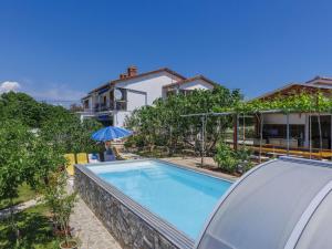 basen przed domem w obiekcie Apartment Laura by Interhome w mieście Labin