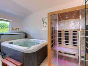 La salle de bains est pourvue d'une baignoire et d'une douche. dans l'établissement Apartment Laura - LBN422 by Interhome, à Labin