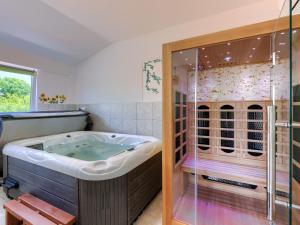 łazienka z wanną i prysznicem w obiekcie Apartment Laura by Interhome w mieście Labin