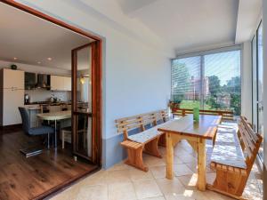 Kuchnia lub aneks kuchenny w obiekcie Apartment Laura by Interhome