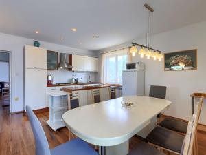 Kuchnia lub aneks kuchenny w obiekcie Apartment Laura by Interhome