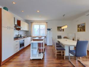 Kuchnia lub aneks kuchenny w obiekcie Apartment Laura by Interhome