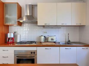 Kuchnia lub aneks kuchenny w obiekcie Apartment Laura by Interhome