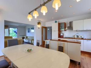 Kuchnia lub aneks kuchenny w obiekcie Apartment Laura by Interhome
