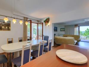 Część wypoczynkowa w obiekcie Apartment Laura by Interhome