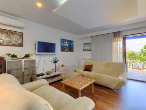 Telewizja i/lub zestaw kina domowego w obiekcie Apartment Laura by Interhome