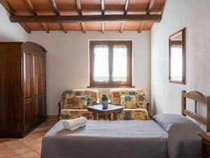 Un dormitorio con una cama y una mesa y sillas. en Holiday Home Dolce Vita-4 by Interhome, en Bolsena