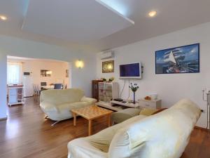 Telewizja i/lub zestaw kina domowego w obiekcie Apartment Laura by Interhome