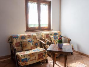 Una habitación con dos sillas y una mesa y una ventana. en Holiday Home Dolce Vita-4 by Interhome, en Bolsena