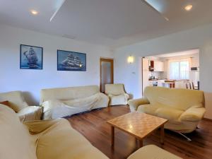 Część wypoczynkowa w obiekcie Apartment Laura by Interhome