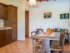 Una cocina y un comedor con mesa y sillas. en Holiday Home Dolce Vita-4 by Interhome, en Bolsena 26 fotos más