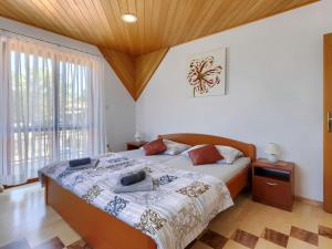 Łóżko lub łóżka w pokoju w obiekcie Apartment Laura by Interhome