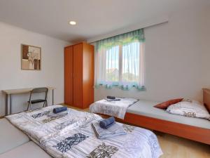 Łóżko lub łóżka w pokoju w obiekcie Apartment Laura by Interhome