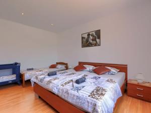 Łóżko lub łóżka w pokoju w obiekcie Apartment Laura by Interhome