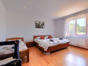 Łóżko lub łóżka w pokoju w obiekcie Apartment Laura by Interhome