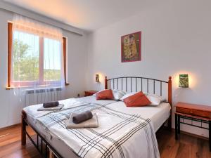 Łóżko lub łóżka w pokoju w obiekcie Apartment Laura by Interhome