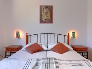 Łóżko lub łóżka w pokoju w obiekcie Apartment Laura by Interhome