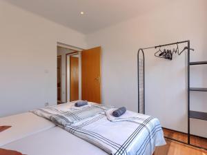 Łóżko lub łóżka w pokoju w obiekcie Apartment Laura by Interhome