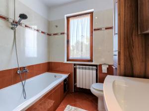 Łazienka w obiekcie Apartment Laura by Interhome