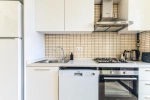 Kuchyň nebo kuchyňský kout v ubytování Minimal Flat 10 min to Caddebostan Coast