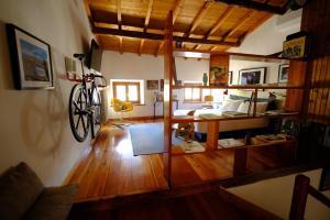 uma sala de estar com uma bicicleta na parede em La casa dei ciclisti em Ponti Sul Mincio