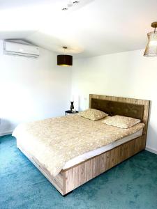 um quarto com uma cama grande num quarto em Saga em Mangalia