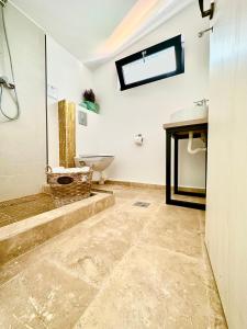 La salle de bains est pourvue d'une douche, d'une baignoire et d'un lavabo. dans l'établissement Saga, à Mangalia