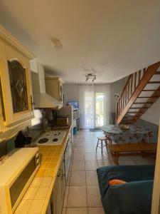 uma cozinha com uma escada e uma sala de estar em Villa Vias Plage em Vias