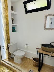 uma casa de banho com um WC e um lavatório em Saga em Mangalia