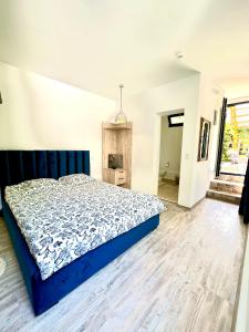 1 dormitorio con 1 cama azul en una habitación en Saga en Mangalia