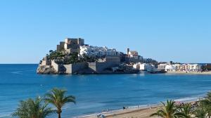 a view of the beach and buildings at Casa rural- Casa Liberta in Canet lo Roig