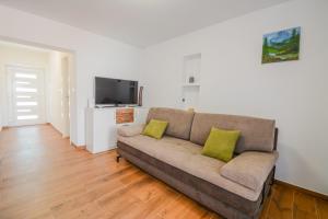 TV a/nebo společenská místnost v ubytování Villa with amazing view and a private pool, Šušnjar 1