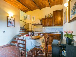 een keuken met een tafel en stoelen en een wastafel bij Holiday Home San Rocco-2 by Interhome in Greve in Chianti
