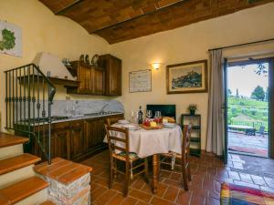 een keuken met een tafel en stoelen in een kamer bij Holiday Home San Rocco-2 by Interhome in Greve in Chianti