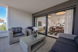 Posezení v ubytování Modern Adora Apartment