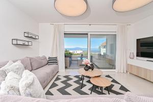 TV a/nebo společenská místnost v ubytování Modern Adora Apartment