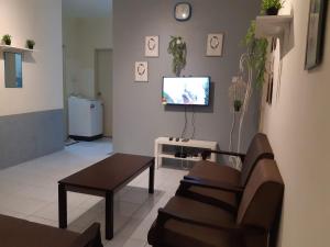 TV a/nebo společenská místnost v ubytování Ammar Homestay Gua Musang + 3 fotografie