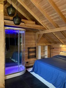 um quarto com uma cama e uma sala de vidro em The Miller's Lodge B&B 