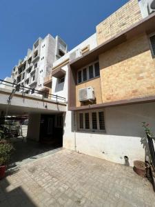 un edificio de apartamentos con un patio enfrente en Home away from home! en Anand