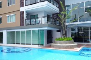 een gebouw met een zwembad voor een gebouw bij The Condo 88 Wohnung 42-179 in Hua Hin