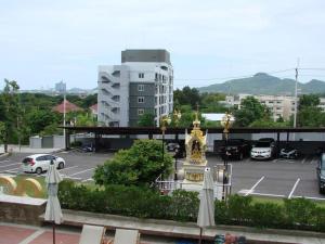 een parkeerplaats met auto's geparkeerd op een parkeerplaats bij The Condo 88 Wohnung 42-179 in Hua Hin +26 foto's