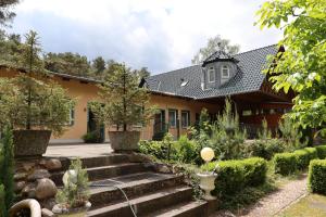 een huis met een tuin ervoor bij Villa-Pälitzsee in Rheinsberg