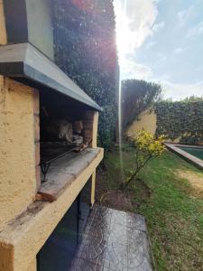 um forno de tijolo ao ar livre com o sol num jardim em Casa Moldes, Alto Dorrego - Mendoza em Guaymallén