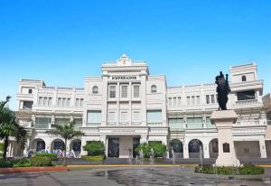 - un grand bâtiment blanc avec une statue devant dans l'établissement Manduriao, Iloilo (Lafayette15Z), à Iloilo