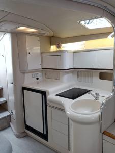 Il comprend une petite cuisine avec un lavabo et des toilettes. dans l'établissement Diagonal Mar Sailboat, à Barcelone