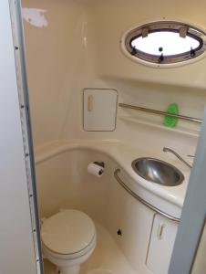 La petite salle de bains est pourvue de toilettes et d'un lavabo. dans l'établissement Diagonal Mar Sailboat, à Barcelone
