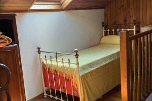 a bedroom with a bed in a room at Freisquéro in Bandol