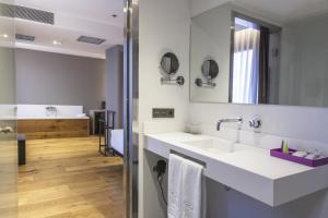 a bathroom with a sink and a mirror at Zenit Vigo in Vigo