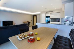A kitchen or kitchenette at Luxury garden apartment 2BR in the best development of Cap d'Antibes-Juan les Pins